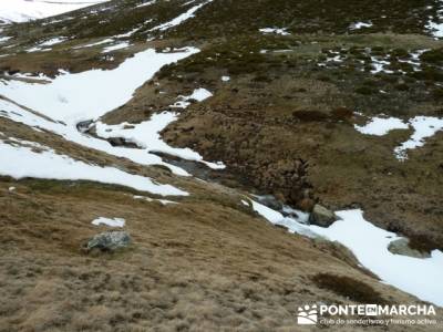 Nacimiento del Río Manzanares (Descenso del Río Manzanares); baston para senderismo